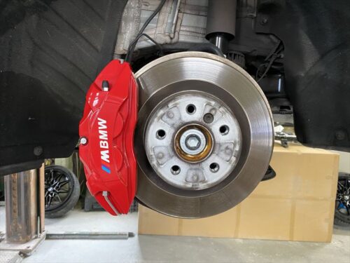 BMW　G26 タイヤ空気圧警告 ブレーキパッド交換　キャリパーカバー取付